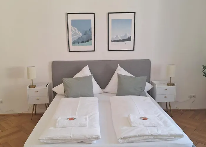 - 3 Bedroom شقة
